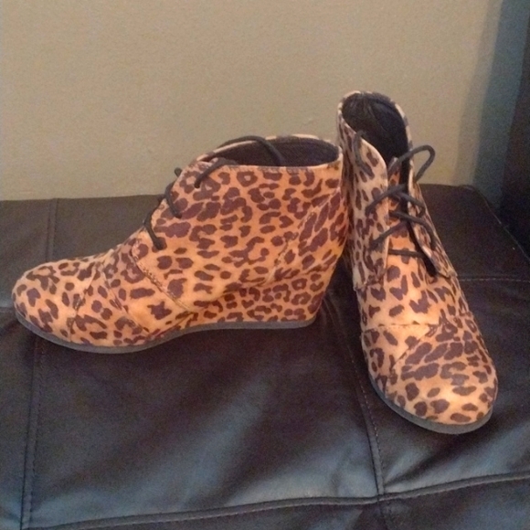Leopard Print Wedge Shoe Bootie Size 8 Lace Up By Versona - Picture 1 of 4